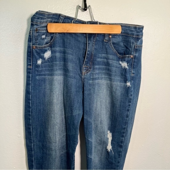 Tractr Blu Skinny Jean Medium Wash Distressed - Picture 2 of 11